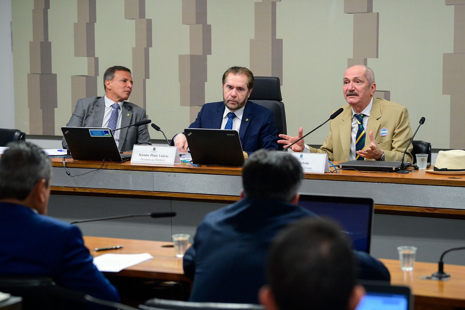 EX-MINISTRO ALDO REBELO DIZ QUE O BIOMA AMAZÔNIA É GOVERNADO DE FATO POR TRÊS ESTADOS PARALELOS: O OFICIAL , O NARCOTRÁFICO E O MAIS FORTE, DAS ONGS, QUE CONTROLAM A REGIÃO COM O AUXÍLIO DOS ÓRGÃOS OFICIAIS COMO IBAMA, FUNAI, POLÍCIA FEDERAL E MINISTÉRIO PÚBLICO. CPI APROVOU CONVOCAÇÃO DE DIRIGENTES DA NATURA, E DAS ONGS ISA E FAS