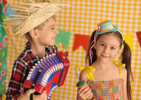 Criançada vai dançar em arraiá infantil com Mini Bois e delícias juninas